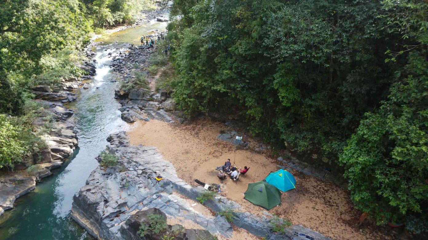 Khu cắm trại bên suối