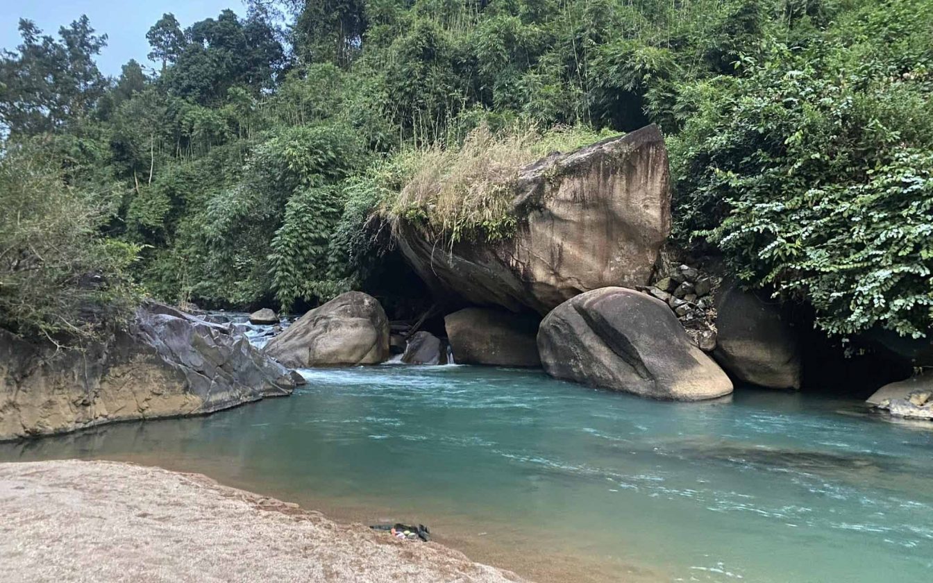 Hồ đá thiên nhiên